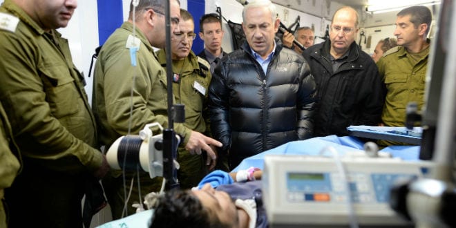 Netanyahu navštívil nemocnici, kde se léčí teroristé z Al-Kájdy