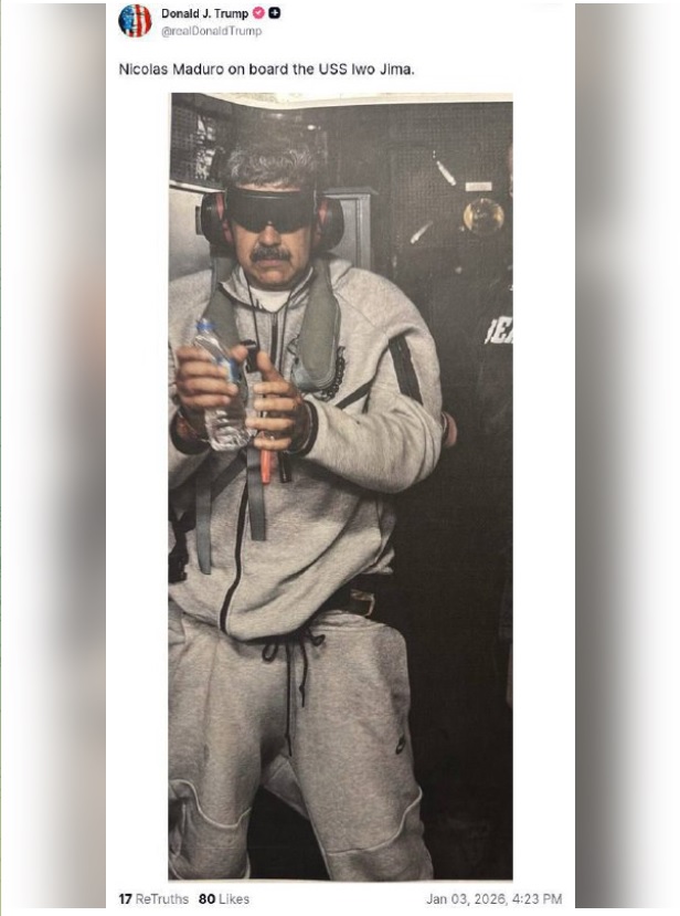 Trump ukázal fotografii Madura na palubě americké lodi.