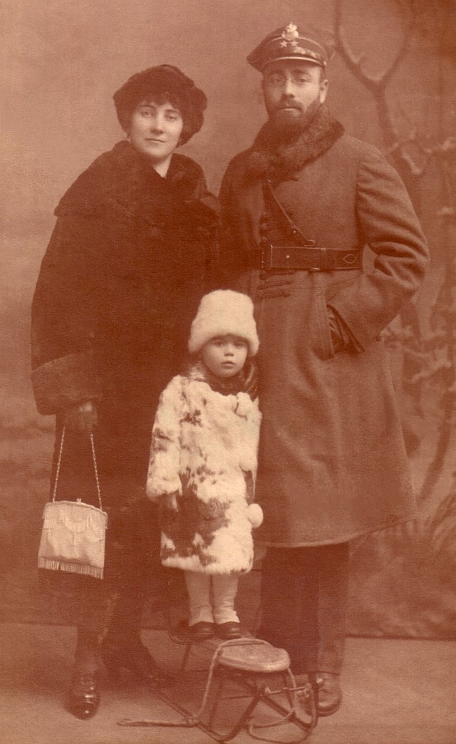 1922 - mladý poručík pěchoty s rodinou